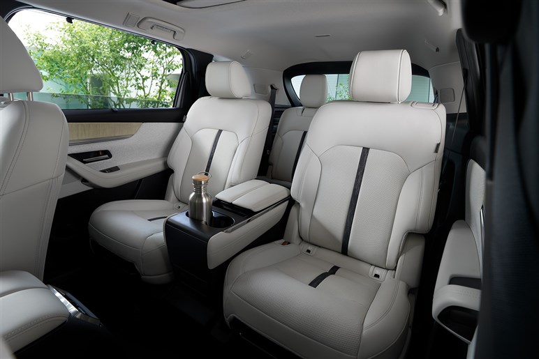 マツダの頂点3列SUV「CX-80」発表！ 内装は期待を裏切らない高級感。ボディカラーは新色？