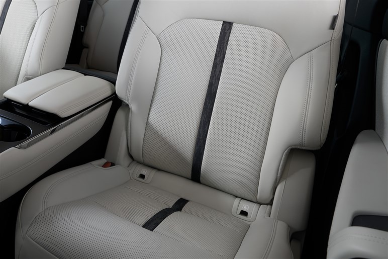 マツダの頂点3列SUV「CX-80」発表！ 内装は期待を裏切らない高級感。ボディカラーは新色？