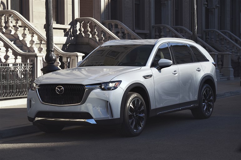 マツダの頂点3列SUV「CX-80」発表！ 内装は期待を裏切らない高級感。ボディカラーは新色？