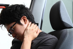 直後はピンピンしてたのに翌日に激痛！　なぜ交通事故は次の日にダメージが現れるのか？