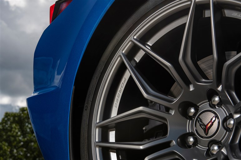 青のストライプと真っ赤な内装、どちらがお好み？　「コルベット」特別仕様車は限定40台