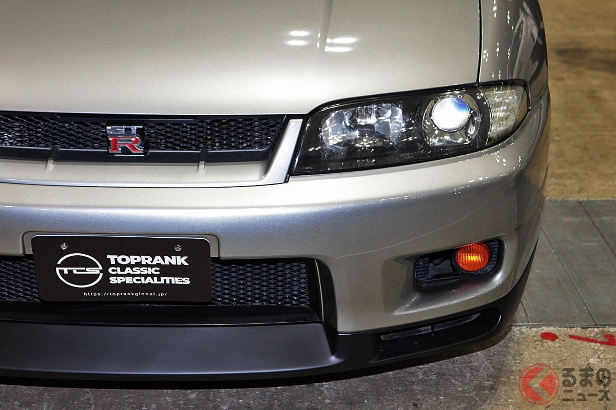 1000万円超え！ 日産「スカイラインGT-R “4ドア仕様”」実車公開！ 高性能「直6ターボ×4WD」にセダンボディ採用！ 車好きも驚愕の「新車1オーナー」ノーマルモデルが販売中