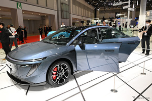 日産の新型セダンが「コスパ最強」と話題に！ モビショーで公開後「リーフの半額！」「どうして日本では…」など反響続々