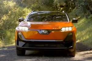 “スゴイ電池システム”で走る最新「コンパクトSUV」スバルが世界初公開！ 従来のバッテリーEVとの違いは？