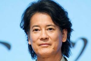 「唐沢寿明」の「高級スポーツカー」登場し話題に！ “数千万円”の愛車に「ステキ」「カッケー」の声も！ 「山口智子」と映る2ショットに称賛の声！