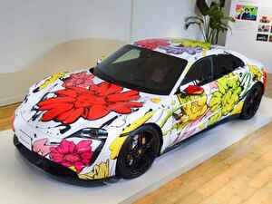「SHUN SUDO」によるポルシェ タイカンアートカー、展示イベント開催。ボタンフラワーに彩られたデザインに