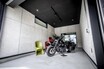 バイク好きのためのガレージハウス「THE ROCKS」第一弾が横浜市に完成（動画あり）