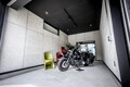 バイク好きのためのガレージハウス「THE ROCKS」第一弾が横浜市に完成（動画あり）