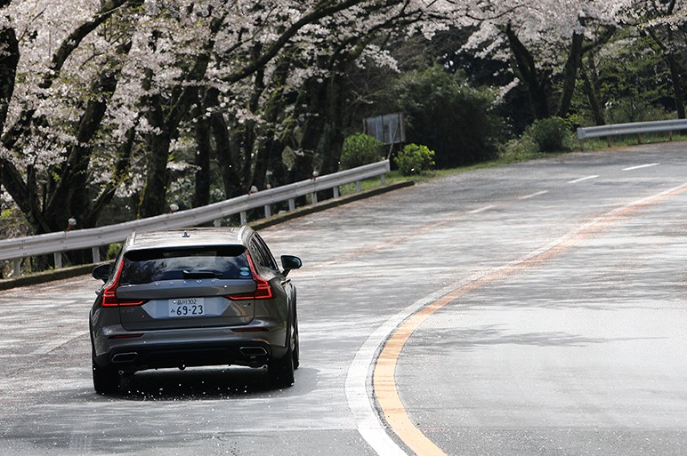 ボルボ V60 クロスカントリー試乗　真面目な遊びグルマは意外とスポーティなドライバーズカー