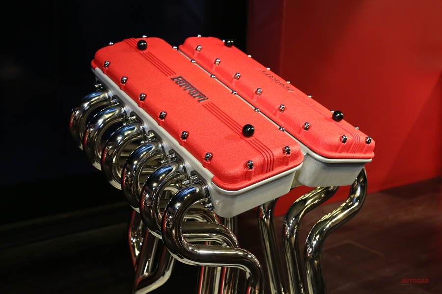 究極のフェラーリ・コレクター本「Ferrari」 カムカバー型ケース入り