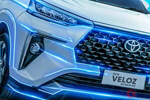 約280万円！ トヨタ“新型”「コンパクト“SUVミニバン”」初公開！ 全長4.5m級「“扱いやすい”サイズ」＆ジムニー級「地上高」採用！ 迫力顔もイイ「ヴェロズ・ハイブリッド」尼国に登場