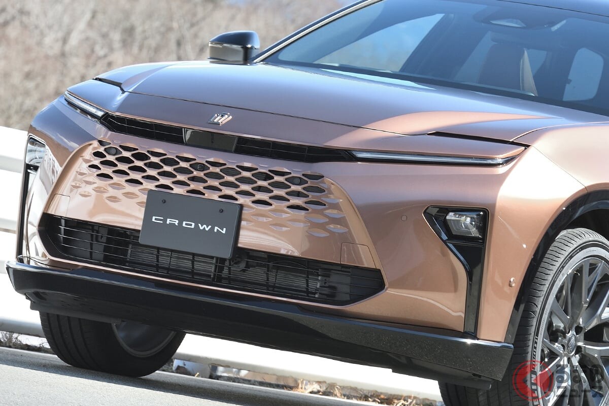 トヨタ新型「クラウン」登場！ 車中泊できる「奥行2m」の荷室が使い勝手サイコー！ ステーションワゴン×SUVの新型「エステート」どんなモデル？