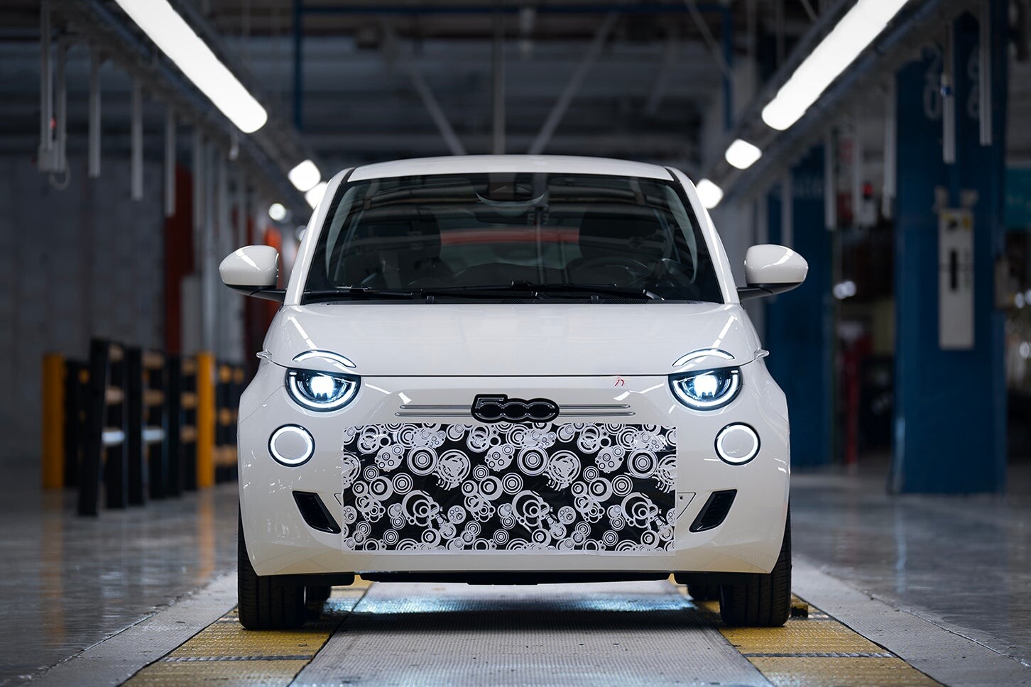新型「フィアット500」まもなく登場！ ハイブリッド版はMTもあり！ 量産型はいつ？【新車ニュース】