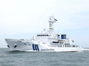 大しけの海を行く巡視船に「珍しい訪問者」出現！  船首で休む姿を捉えた写真を海保が公開