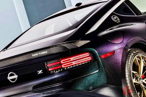 日産「新フェアレディZ」がスゴイ！ めちゃ懐かしい「TWIN TURBO」デカール採用＆「ミッドナイトパープル」塗装！ パワフルな「V型6気筒ツインターボ」×「6速MT」搭載した北米モデルとは！