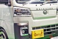 ダイハツ「全面ウッド内装の“軽トラ”」がスゴい！ 全長3.4m級「ちいさいサイズ」で「2人寝られる」!? ヒノキ香るハイゼットトラック「ミシマダイハツ“クオッカ”」福岡で実車公開