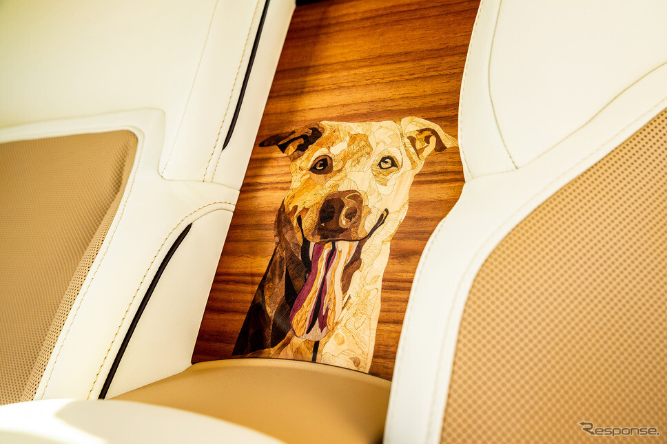 愛犬への愛を込めて、ロールスロイスが180枚のベニヤで特別な寄木細工をカスタム…EV『スペクター』にワンオフ