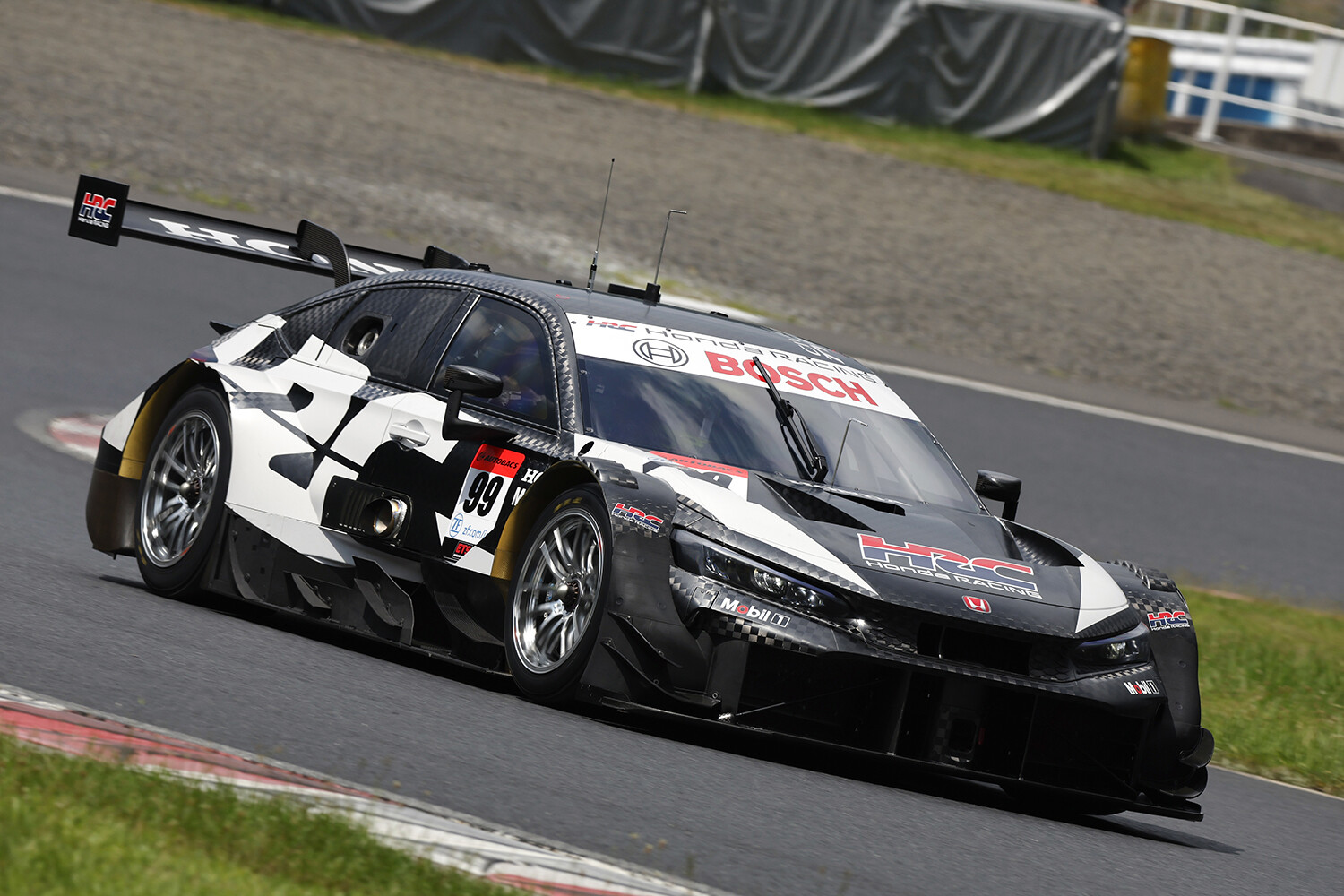 SUPER GTに参戦するホンダ「シビック タイプR-GT」が初走行！ 完成度の高さに2024年シーズンが待ち遠しい！