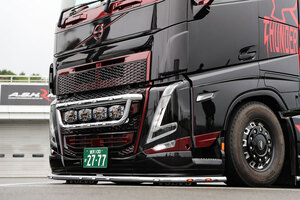 荷台昇降機能で背の高い大型トラックを安全に運ぶ！　ロードサービス業界で注目を集めているトルコ生まれの最新低床トレーラの実力とは？