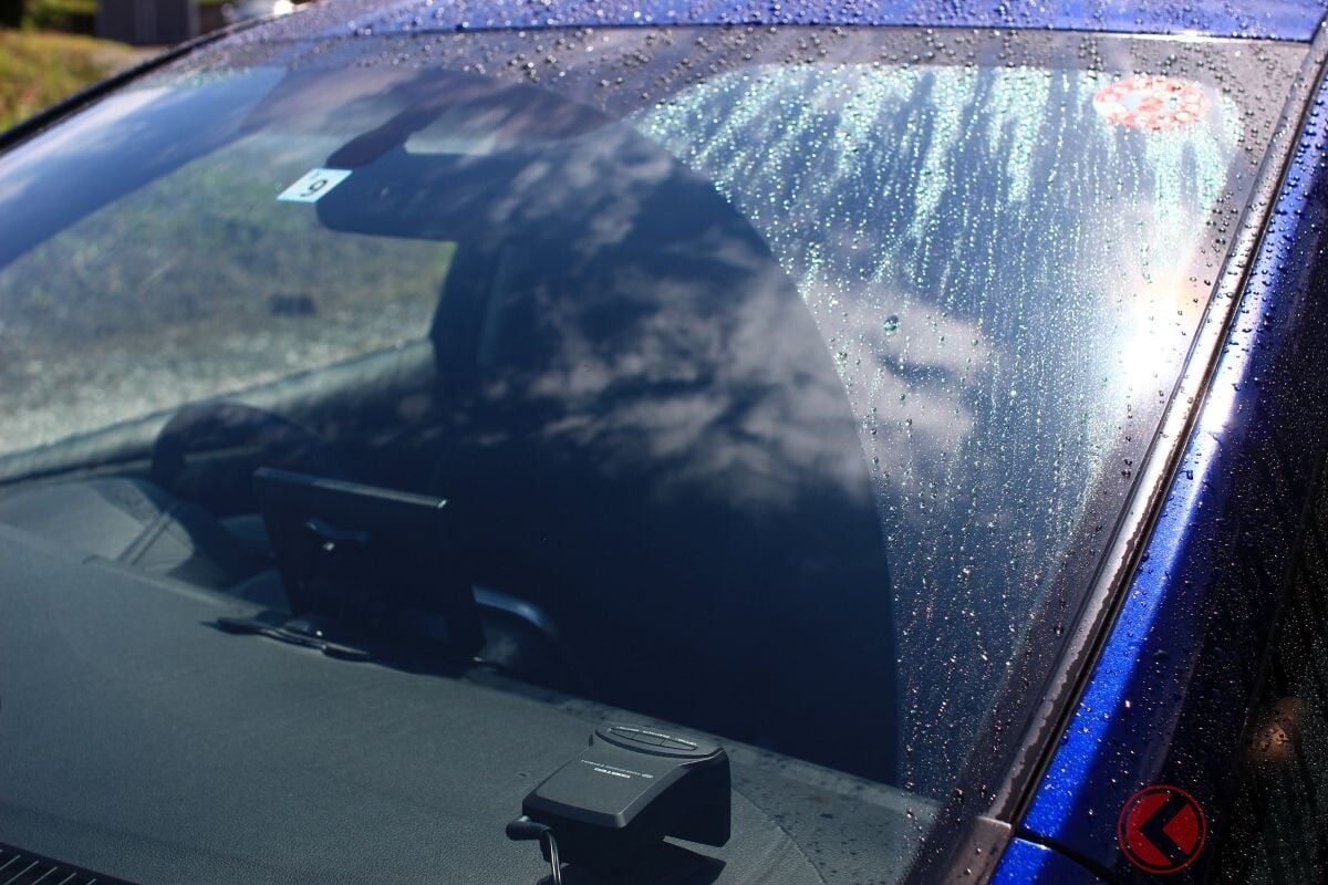 雨対策は「撥水コーティング」より「油膜除去」？ 意外に知らない正しい除去方法！ コーティングを重ねても効果ナシかも