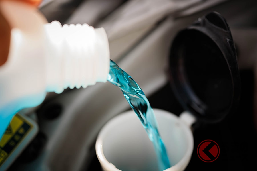 車のウォッシャー液は水で代用できる？ 「洗浄」以外にもあるウォッシャー液の役割と交換のコツとは