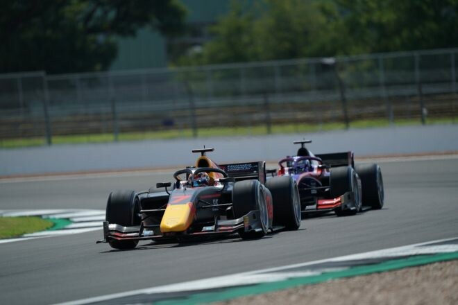 FIA-F2第4戦イギリス レース1：角田裕毅が2度目の表彰台。6台抜き＆ファイナルラップで3位奪取。優勝はマゼピン