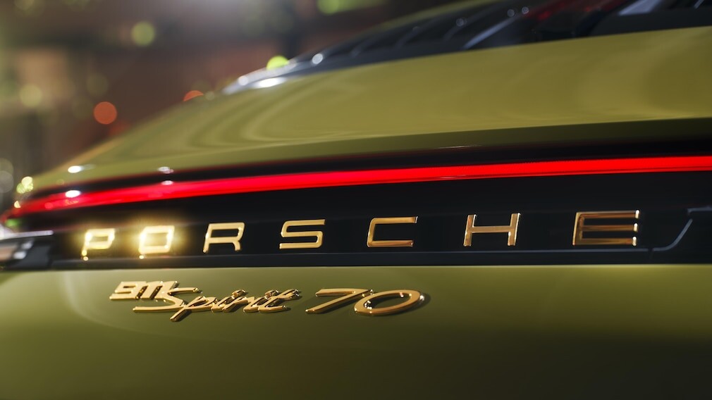 ポルシェ911にスペシャルモデル「スピリット70」が登場！1970年代のスタイルを再現したポルシェ911カレラGTSカブリオレ