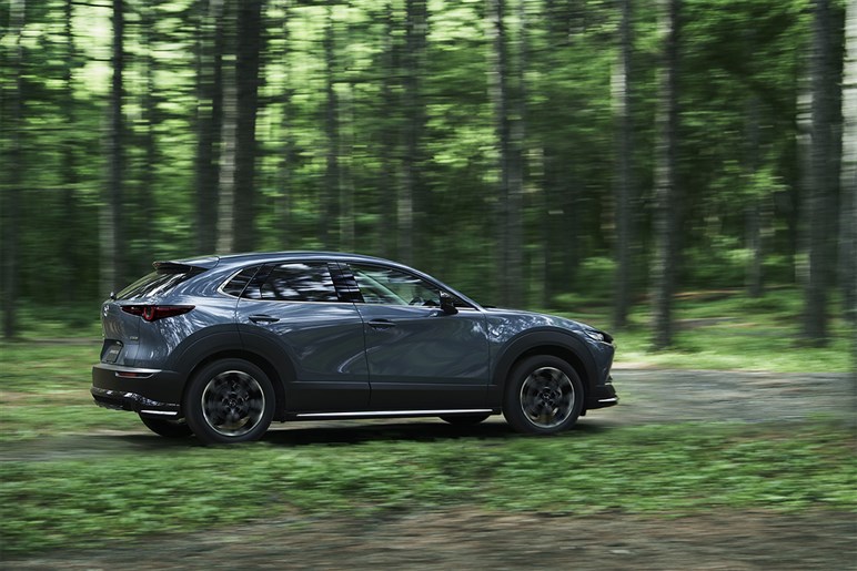 そろそろモデル末期。マツダの主力「CX-30」次期型はストロングHV搭載で“カロクロ化”する