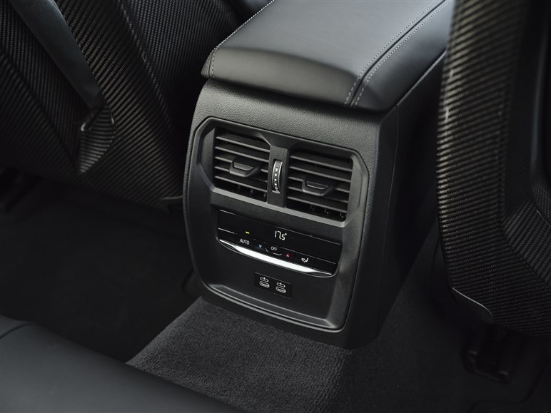 BMW新型「M3」発売。20PSアップ、アダプティブLEDライト搭載…1430万円から【写真でチェック】
