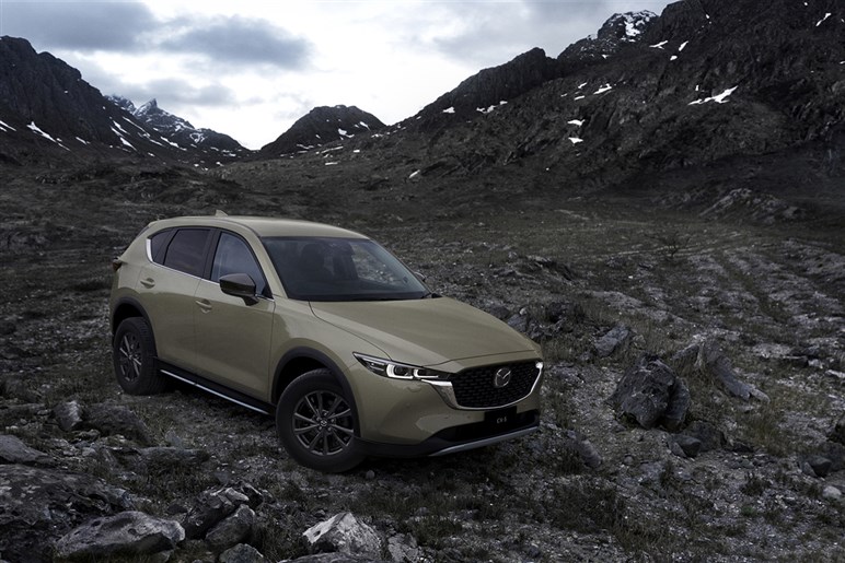 そろそろモデル末期。マツダの主力「CX-30」次期型はストロングHV搭載で“カロクロ化”する