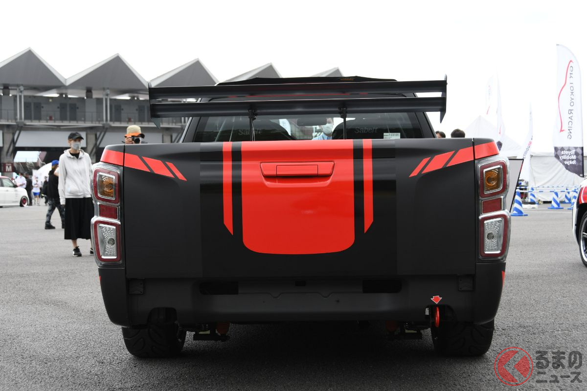 ド迫力ウイング採用 タフ顔 D Maxカスタム仕様 の実車初公開 速そうないすゞピックアップが凄かった くるまのニュース 自動車情報サイト 新車 中古車 Carview