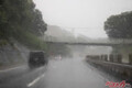 走行中に突然の豪雨!! 前が見えない!!!! どうするのが正解？