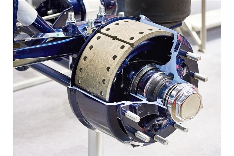 「車は急に止まれない」が大型トラックは“もっと急には止まれない”ーーそのワケはブレーキにあり！