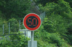 雨で普段100km/hの高速の制限速度が臨時で50km/hに！　これも速度オーバーすると捕まる？