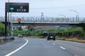 雨で普段100km/hの高速の制限速度が臨時で50km/hに！　これも速度オーバーすると捕まる？