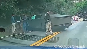 【クラッシュ！！！】納車されたばかりの「テスラ サイバートラック」がカリフォルニアでトヨタ カローラと衝突！