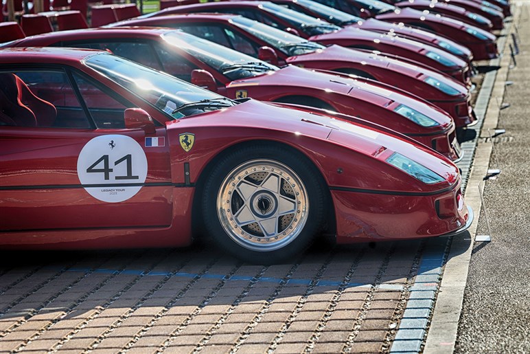 フェラーリと米マッスルカーの究極融合。ジャガーデザイナーが描く“狂気のV12スーパーカー”が話題