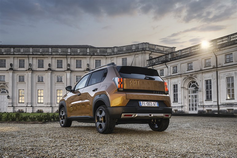 【独占】ルノーやシトロエン、フィアットの脅威に？ Bセグで400km以上走るキア最小SUV「EV2」のプロトタイプ画像を入手