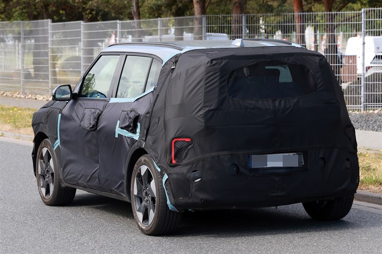 【独占】ルノーやシトロエン、フィアットの脅威に？ Bセグで400km以上走るキア最小SUV「EV2」のプロトタイプ画像を入手