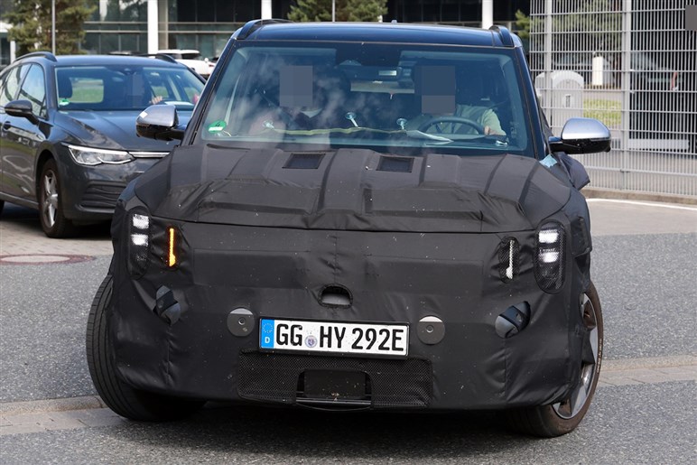 【独占】ルノーやシトロエン、フィアットの脅威に？ Bセグで400km以上走るキア最小SUV「EV2」のプロトタイプ画像を入手