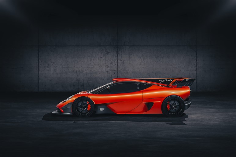 フェラーリと米マッスルカーの究極融合。ジャガーデザイナーが描く“狂気のV12スーパーカー”が話題