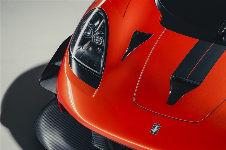フェラーリと米マッスルカーの究極融合。ジャガーデザイナーが描く“狂気のV12スーパーカー”が話題