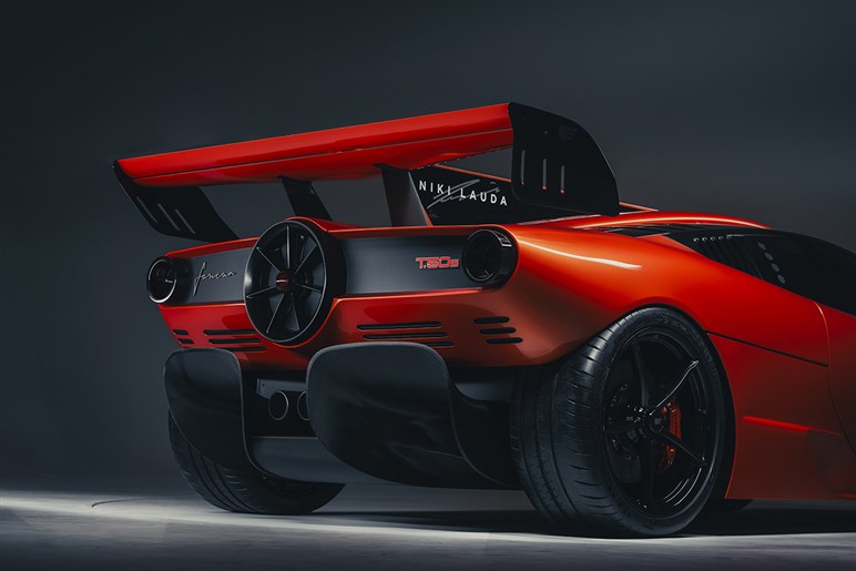 フェラーリと米マッスルカーの究極融合。ジャガーデザイナーが描く“狂気のV12スーパーカー”が話題