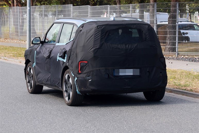 【独占】ルノーやシトロエン、フィアットの脅威に？ Bセグで400km以上走るキア最小SUV「EV2」のプロトタイプ画像を入手