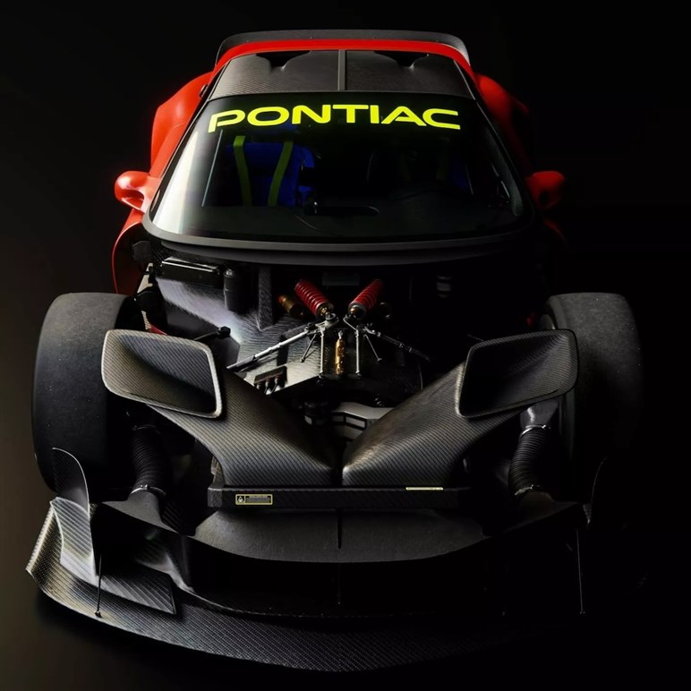フェラーリと米マッスルカーの究極融合。ジャガーデザイナーが描く“狂気のV12スーパーカー”が話題