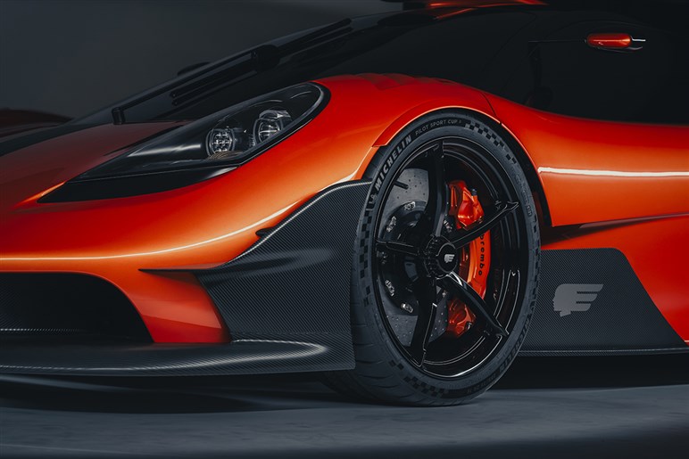 フェラーリと米マッスルカーの究極融合。ジャガーデザイナーが描く“狂気のV12スーパーカー”が話題