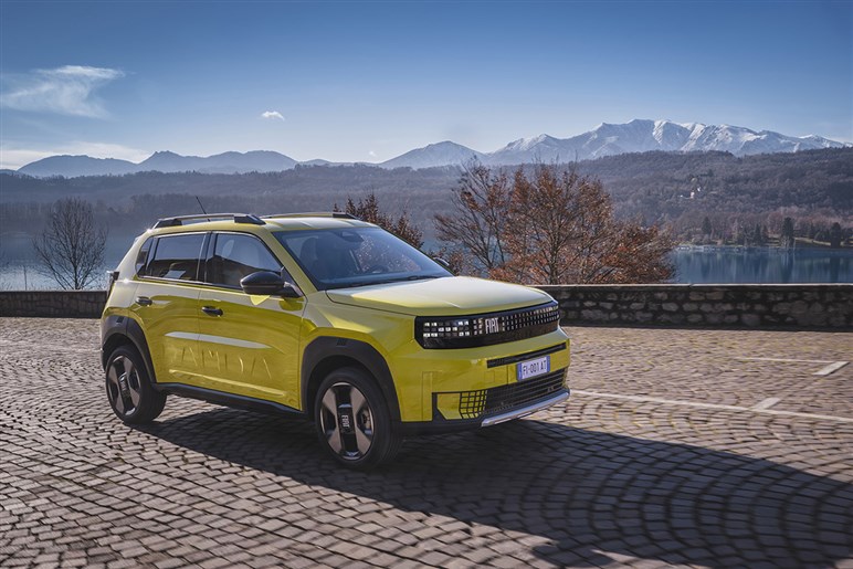 【独占】ルノーやシトロエン、フィアットの脅威に？ Bセグで400km以上走るキア最小SUV「EV2」のプロトタイプ画像を入手