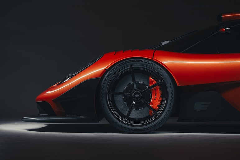 フェラーリと米マッスルカーの究極融合。ジャガーデザイナーが描く“狂気のV12スーパーカー”が話題