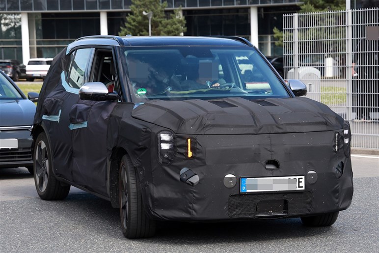 【独占】ルノーやシトロエン、フィアットの脅威に？ Bセグで400km以上走るキア最小SUV「EV2」のプロトタイプ画像を入手