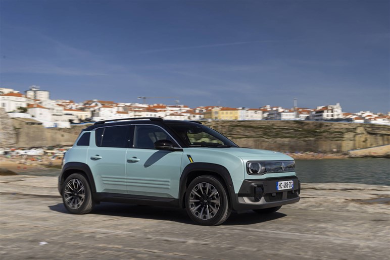 【独占】ルノーやシトロエン、フィアットの脅威に？ Bセグで400km以上走るキア最小SUV「EV2」のプロトタイプ画像を入手